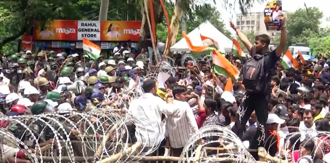 झारखंड में परीक्षा सुधार की मांग पर बवाल, छात्रों पर पुलिस ने छोड़े आंसू गैस के गोले और वाटर कैनन